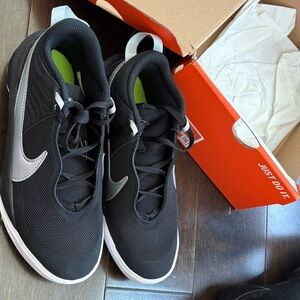 Nike big boy Black and White Sneakers
Size 5.5. New in box